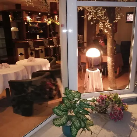 住宿加早餐酒店 Edit 罗绍
